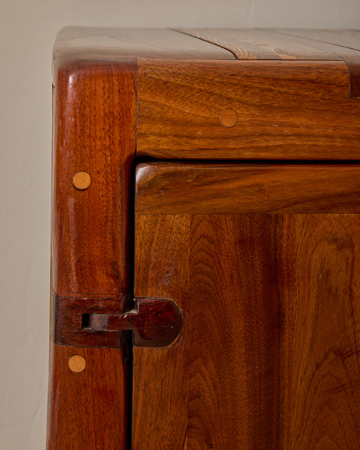 #style_Cabinet with Pullout Shelves