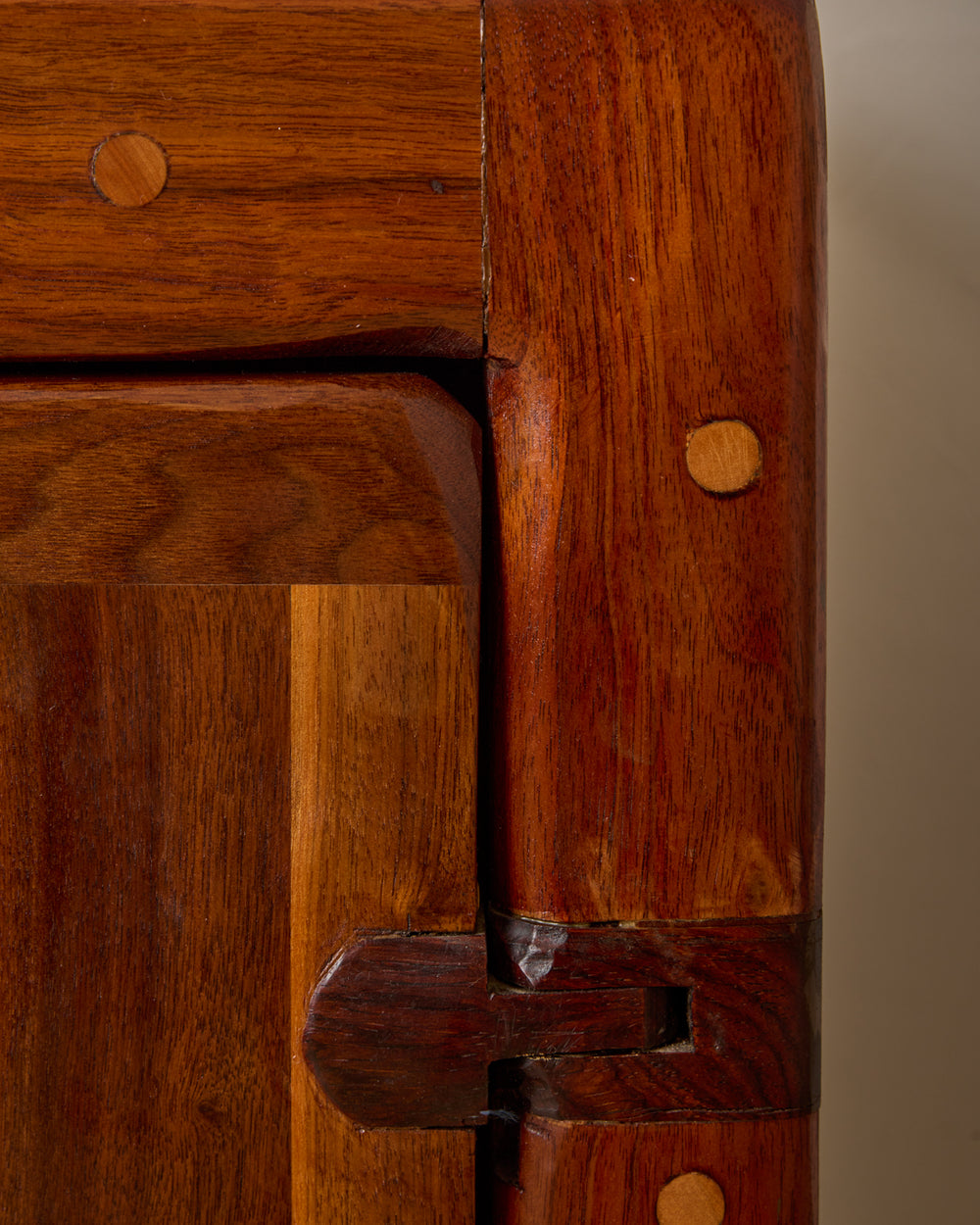 #style_Cabinet with Pullout Shelves