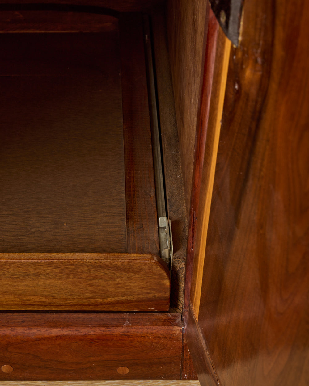 #style_Cabinet with Pullout Shelves