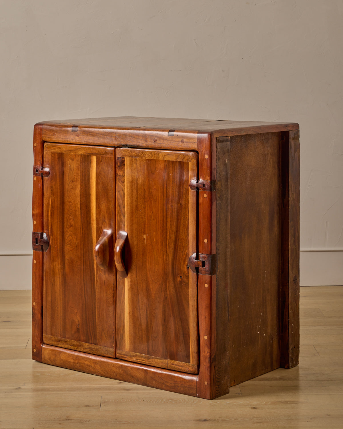 #style_Cabinet with Pullout Shelves