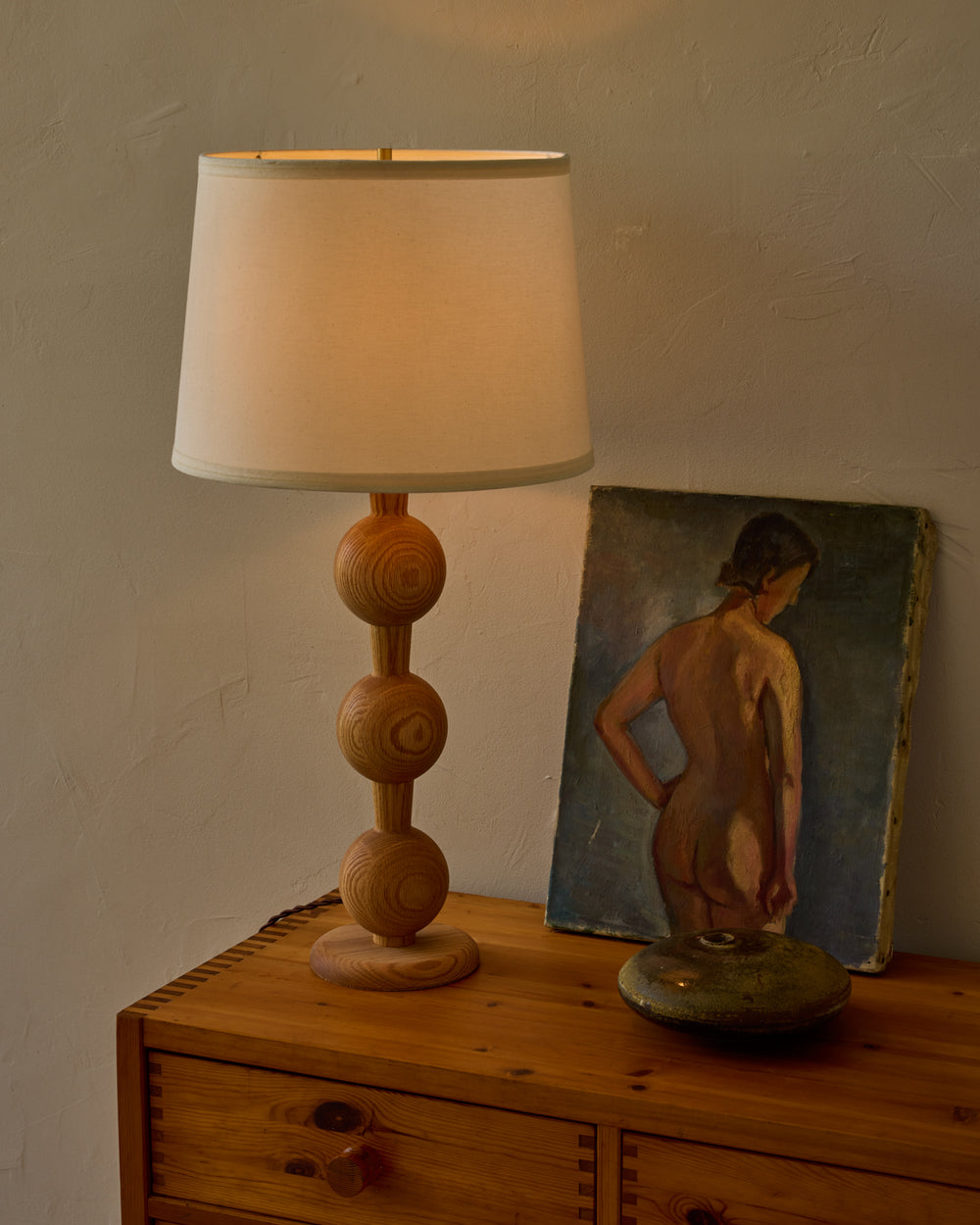 Sculptural solid wood table lamp with barbell design in natural finish with ivory linen shade #wood-finish_natural red oak #shade-color_ivory linen