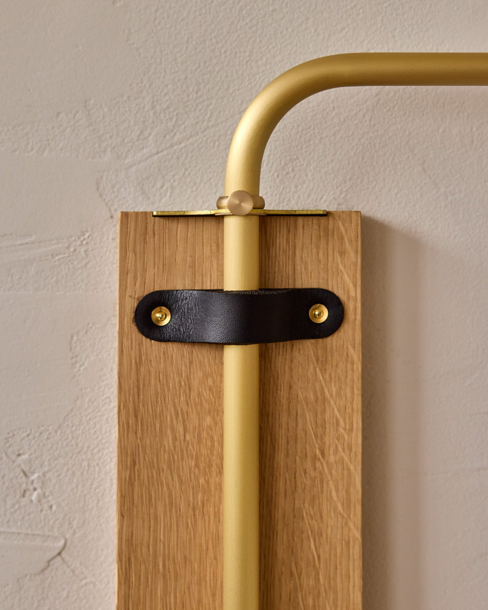 #leather-finish_black harness #wood-finish_white oak #wiring_plug-in