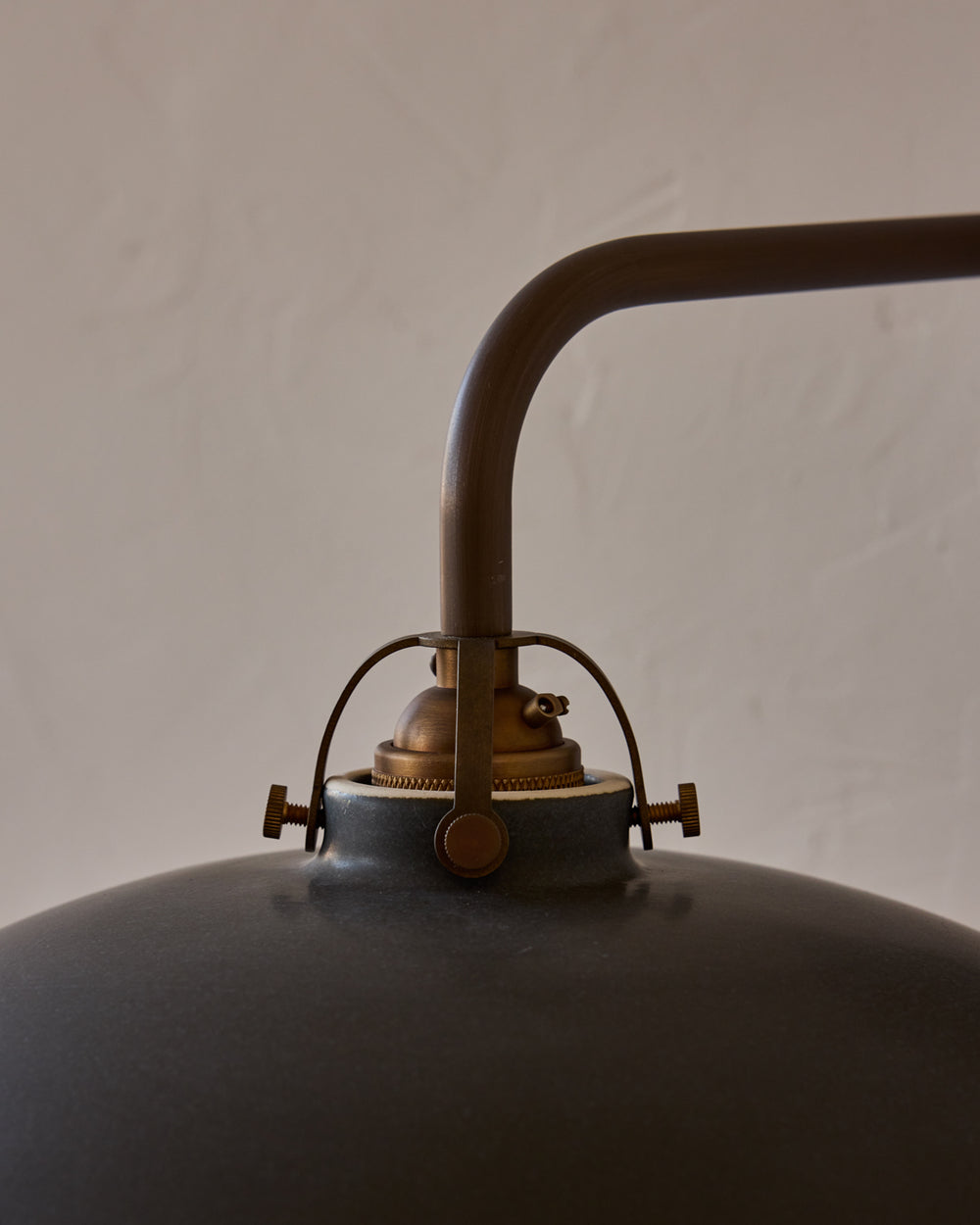 #shade-finish_almost black ceramic
#metal-finish_antique brass
#globe_clear glass