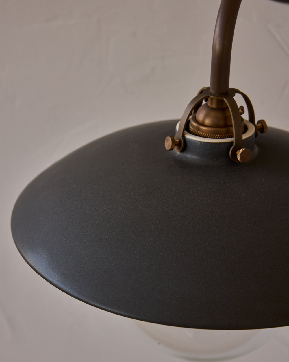 #shade-finish_almost black ceramic
#metal-finish_antique brass
#globe_clear glass