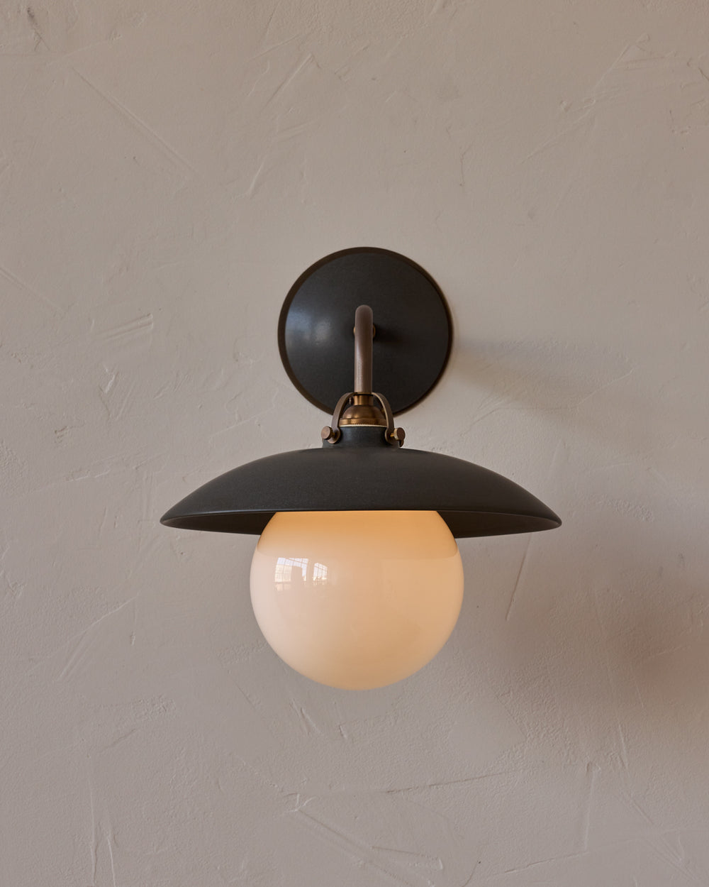 #shade-finish_almost black ceramic
#metal-finish_antique brass
#globe_milk glass