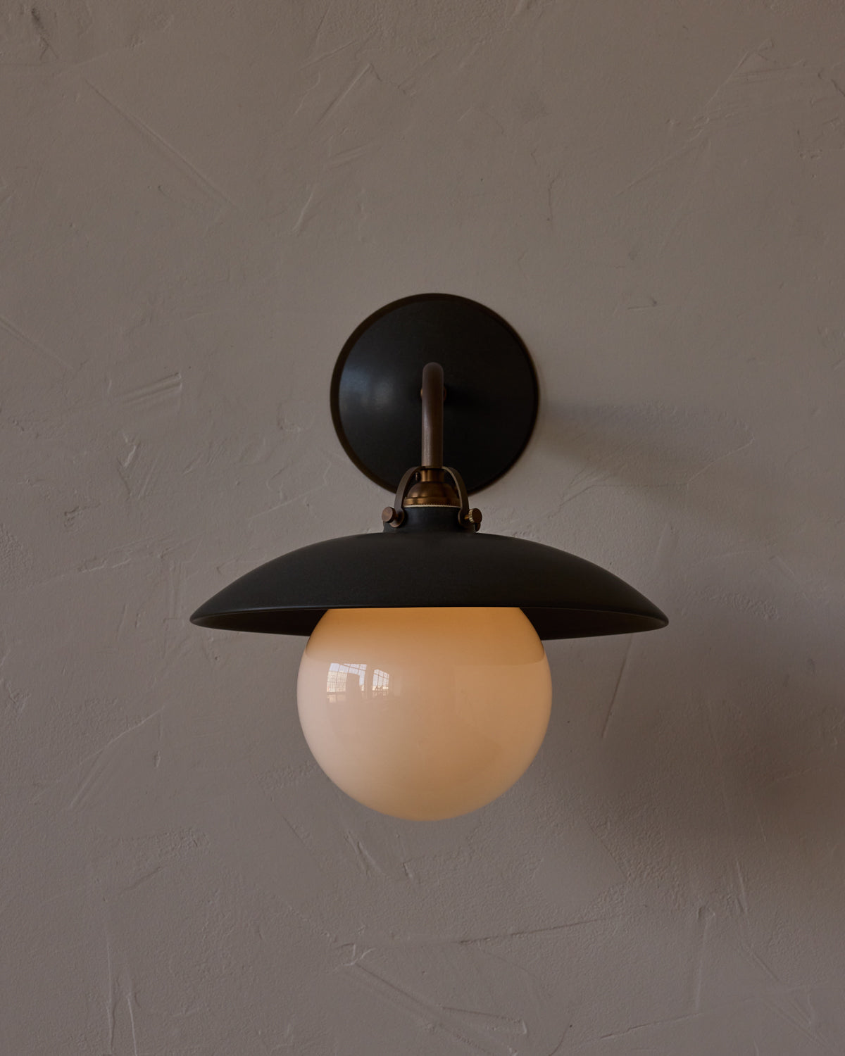 #shade-finish_almost black ceramic
#metal-finish_antique brass
#globe_milk glass