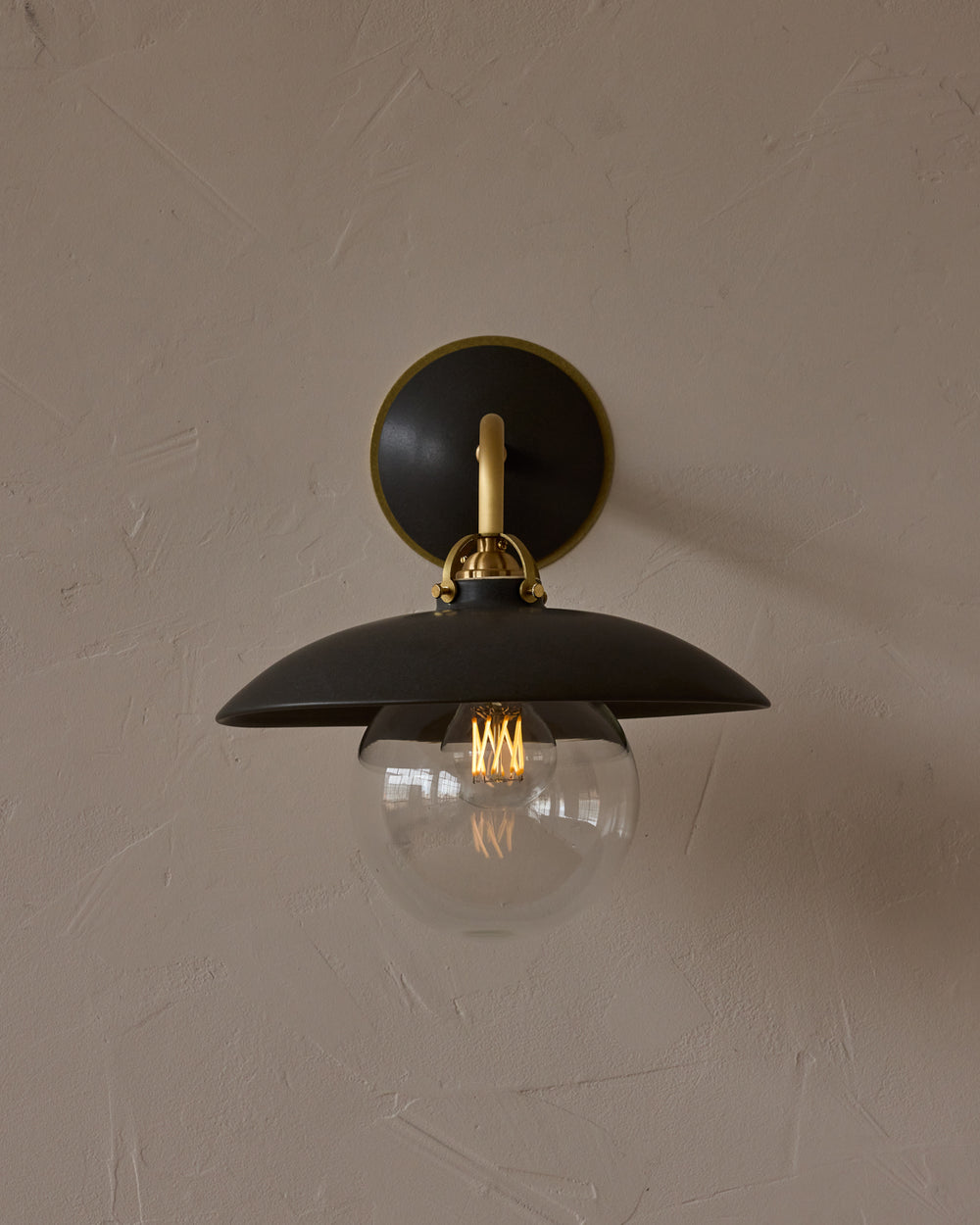 #shade-finish_almost black ceramic
#metal-finish_satin brass
#globe_clear glass