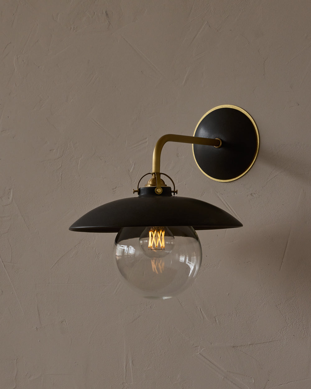 #shade-finish_almost black ceramic
#metal-finish_satin brass
#globe_clear glass