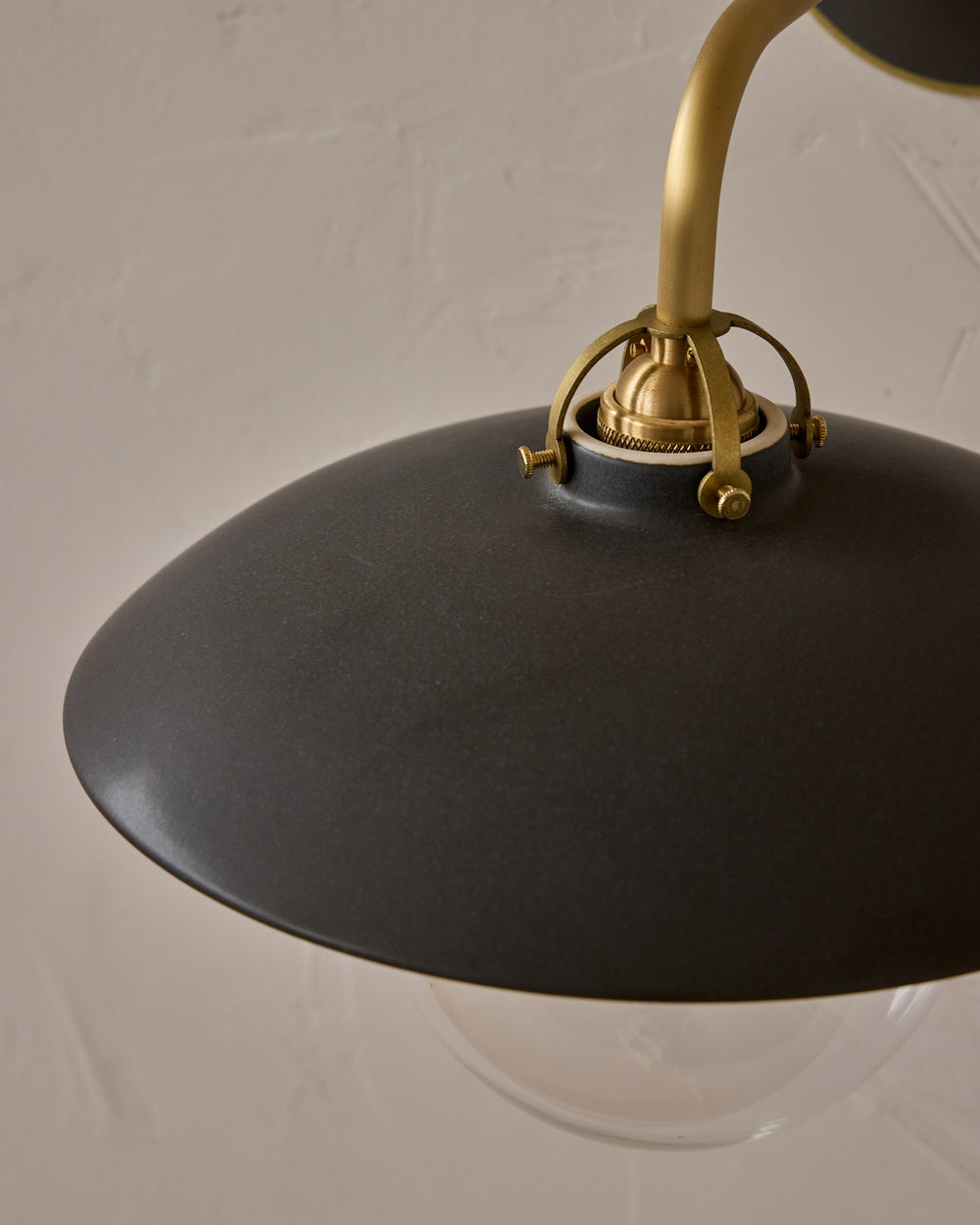 #shade-finish_almost black ceramic
#metal-finish_satin brass
#globe_clear glass