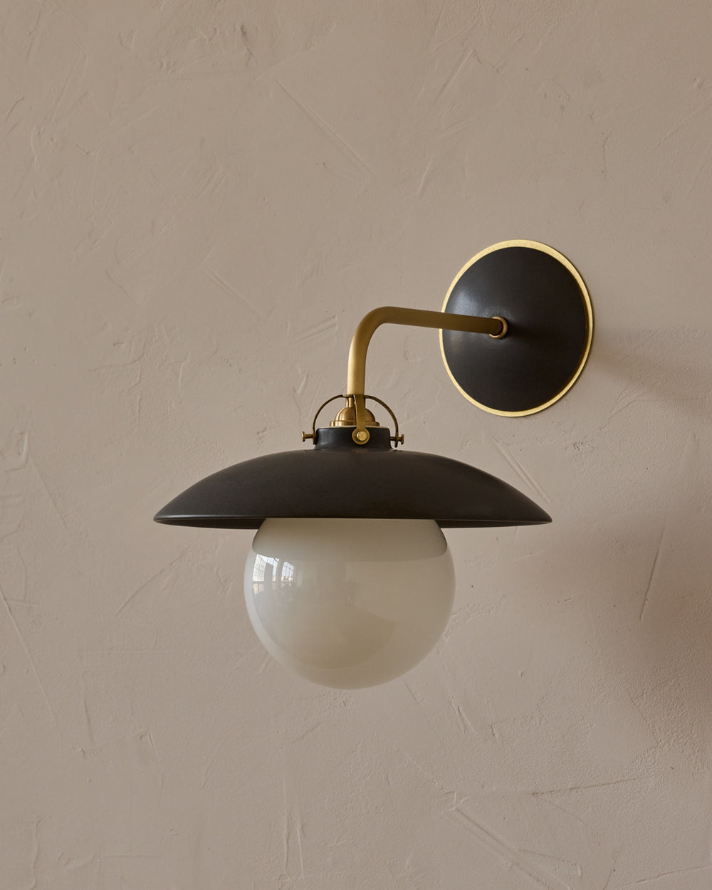 #shade-finish_almost black ceramic
#metal-finish_satin brass
#globe_milk glass