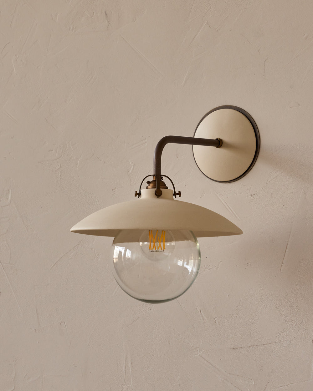#shade-finish_biscuit ceramic
#metal-finish_antique brass
#globe_clear glass