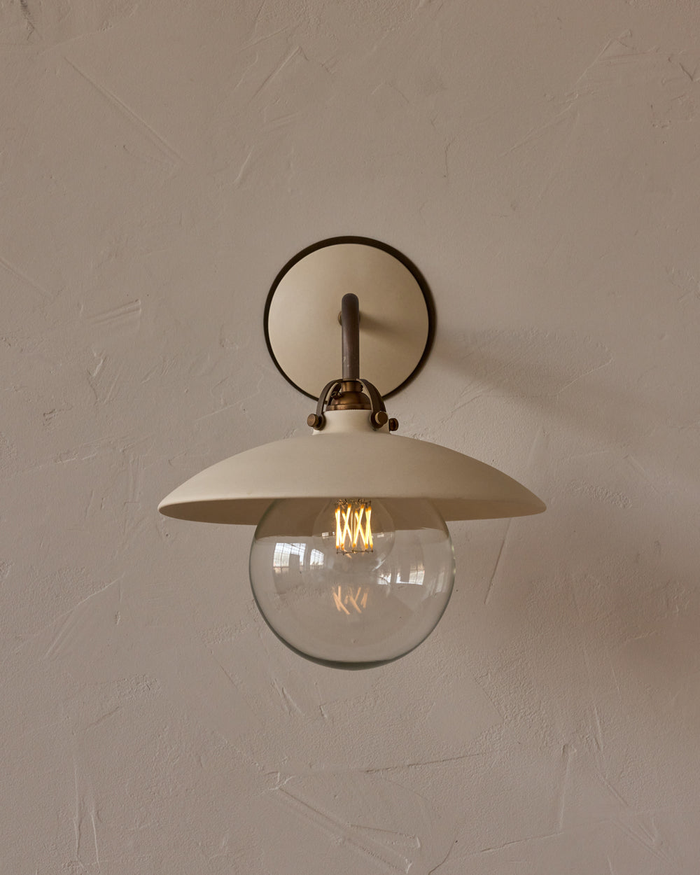 #shade-finish_biscuit ceramic
#metal-finish_antique brass
#globe_clear glass