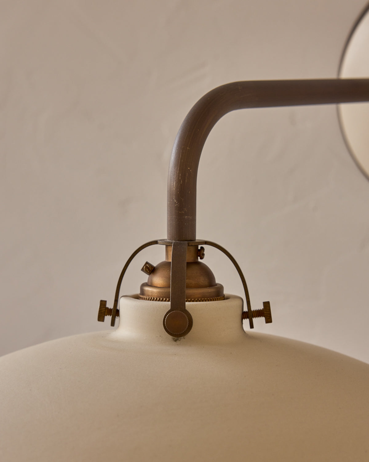 #shade-finish_biscuit ceramic
#metal-finish_antique brass
#globe_clear glass