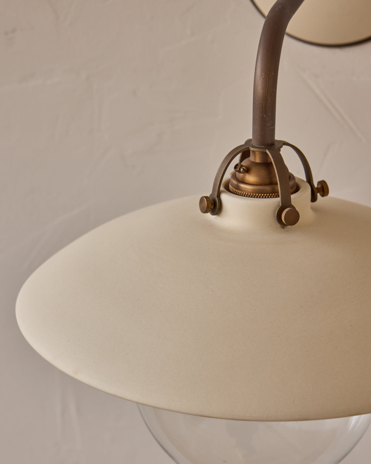 #shade-finish_biscuit ceramic
#metal-finish_antique brass
#globe_clear glass
