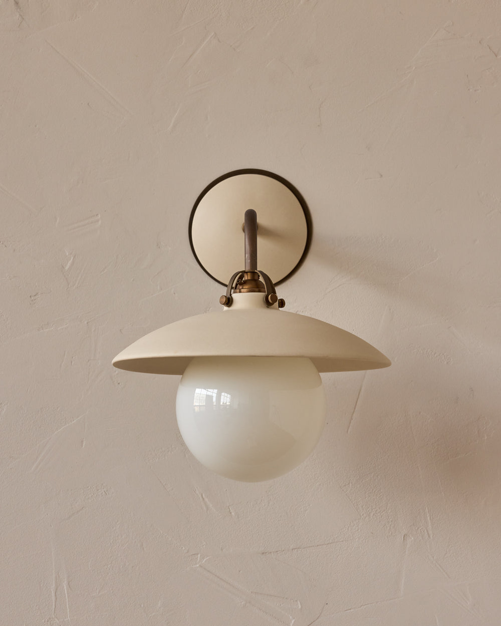 #shade-finish_biscuit ceramic
#metal-finish_antique brass
#globe_milk glass