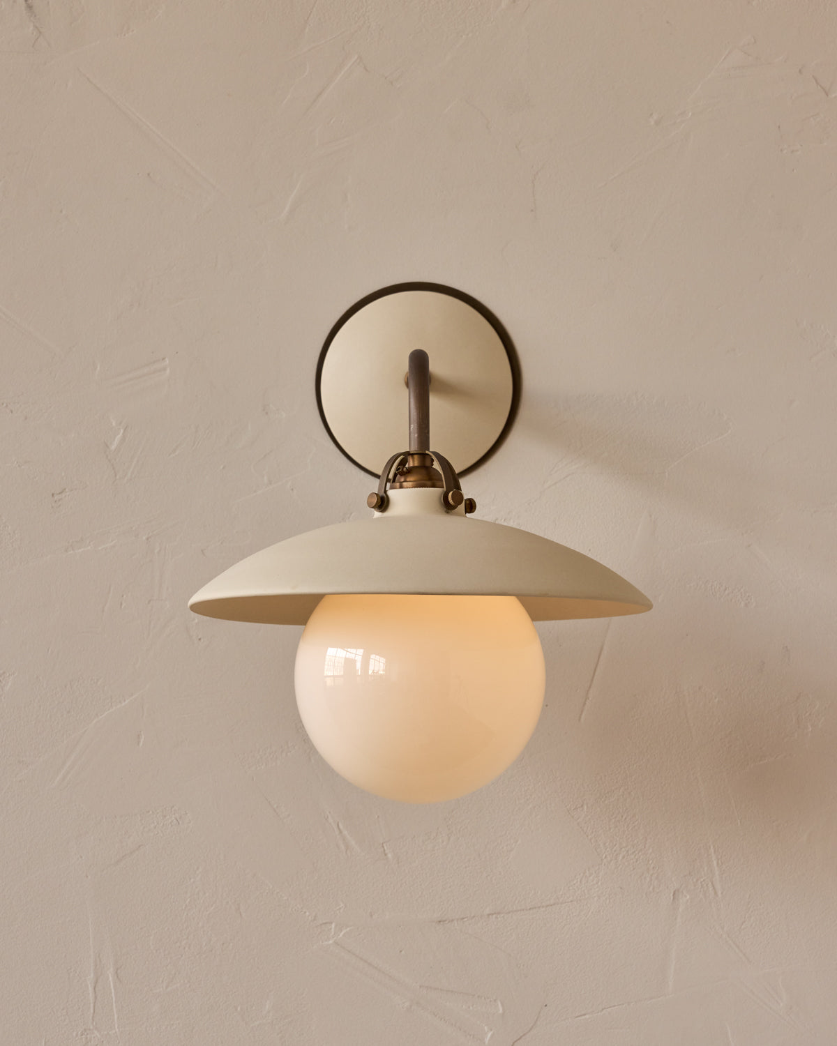 #shade-finish_biscuit ceramic
#metal-finish_antique brass
#globe_milk glass