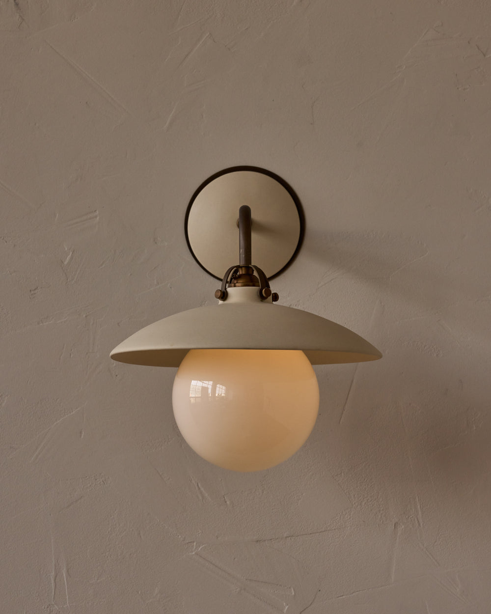 #shade-finish_biscuit ceramic
#metal-finish_antique brass
#globe_milk glass