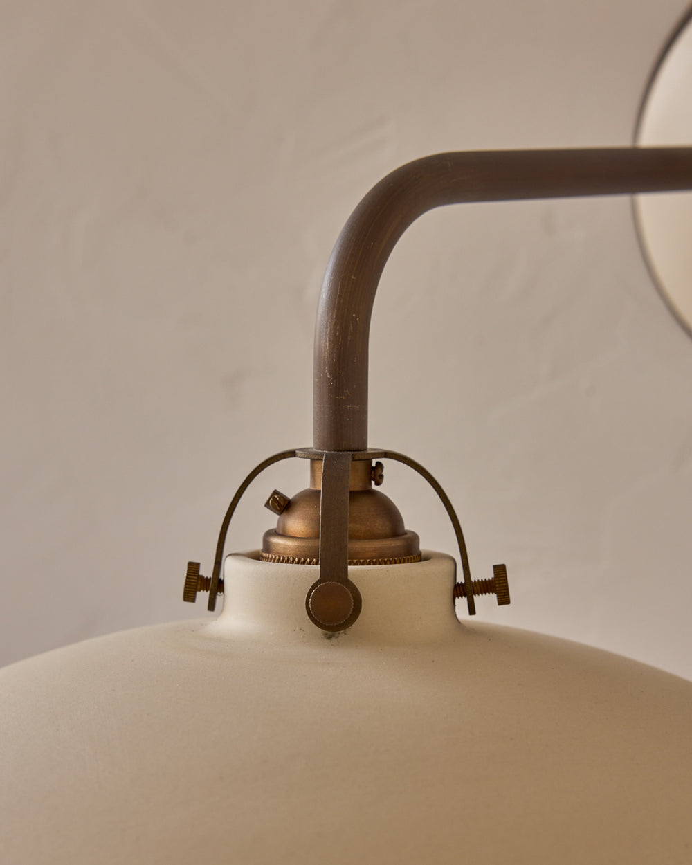 #shade-finish_biscuit ceramic
#metal-finish_antique brass
#globe_milk glass