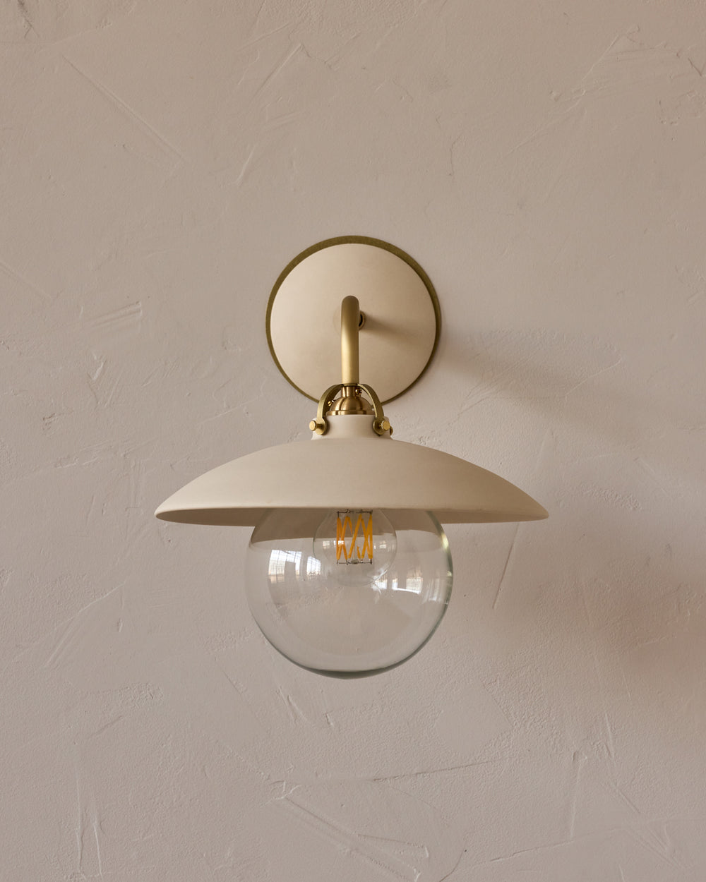 #shade-finish_biscuit ceramic
#metal-finish_satin brass
#globe_clear glass