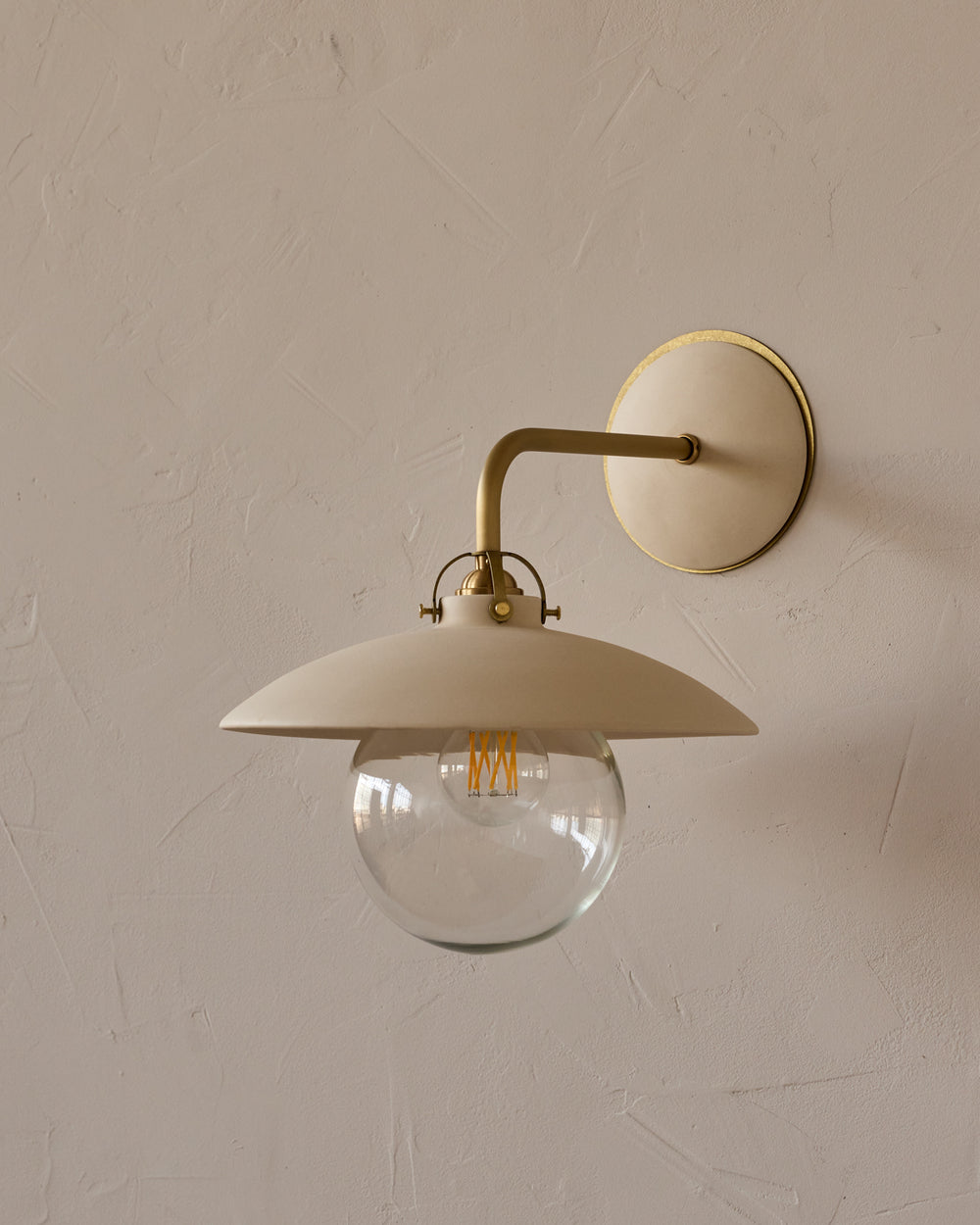 #shade-finish_biscuit ceramic
#metal-finish_satin brass
#globe_clear glass