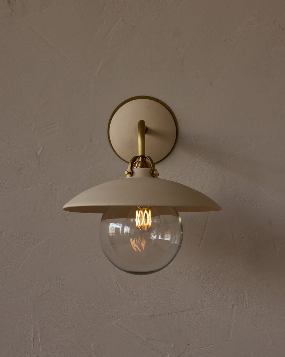 #shade-finish_biscuit ceramic
#metal-finish_satin brass
#globe_clear glass