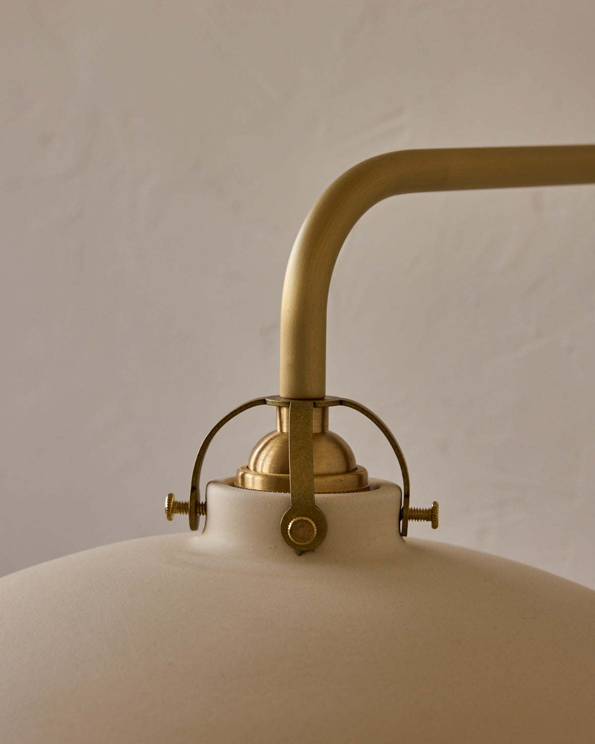 #shade-finish_biscuit ceramic
#metal-finish_satin brass
#globe_clear glass