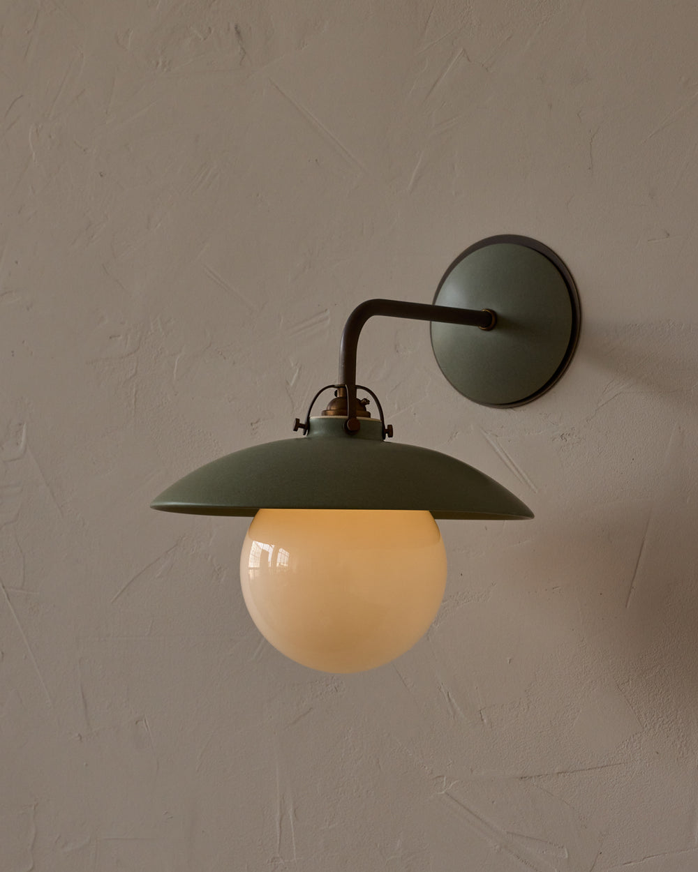 #shade-finish_olivine ceramic
#metal-finish_antique brass
#globe_milk glass