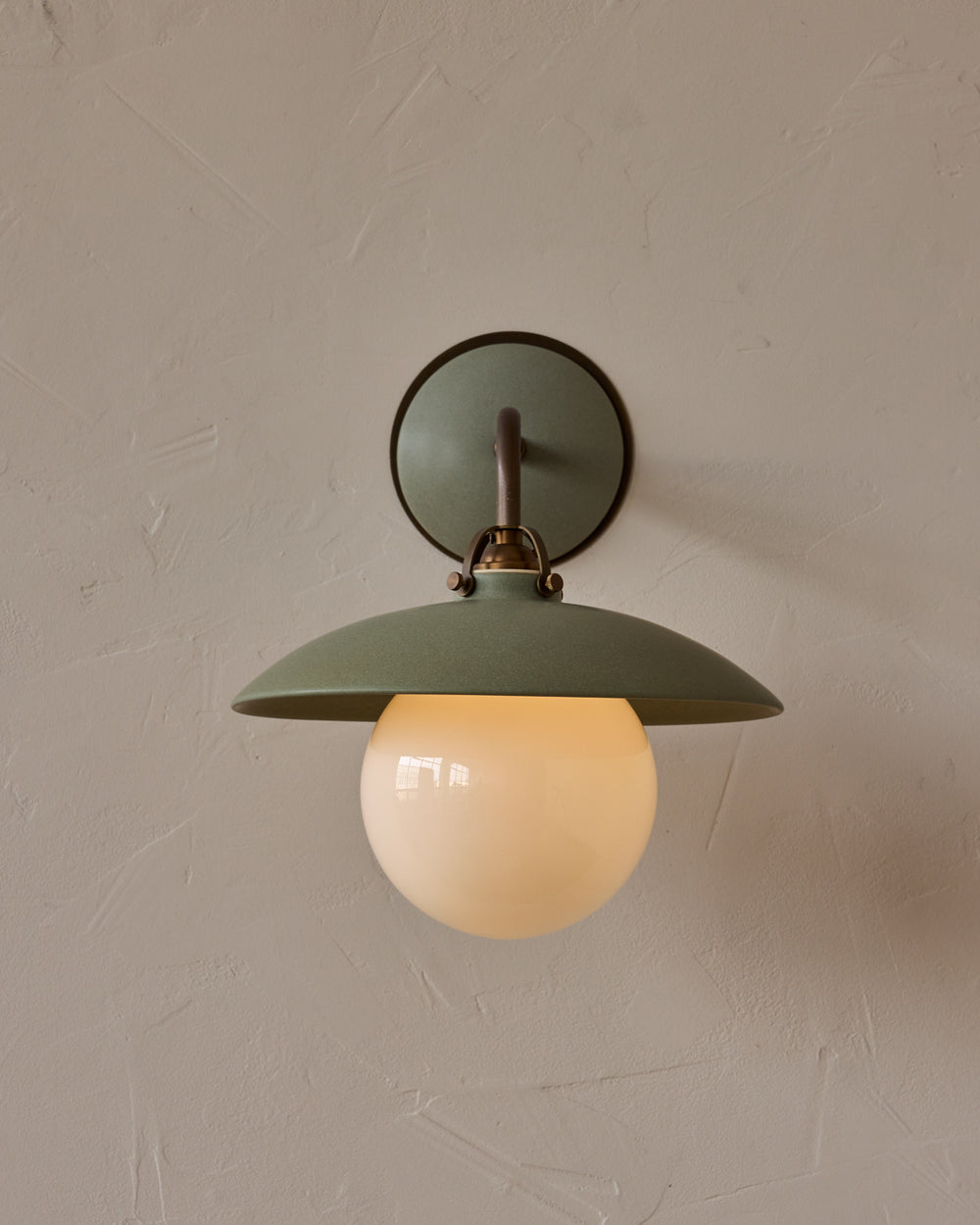 #shade-finish_olivine ceramic
#metal-finish_antique brass
#globe_milk glass
