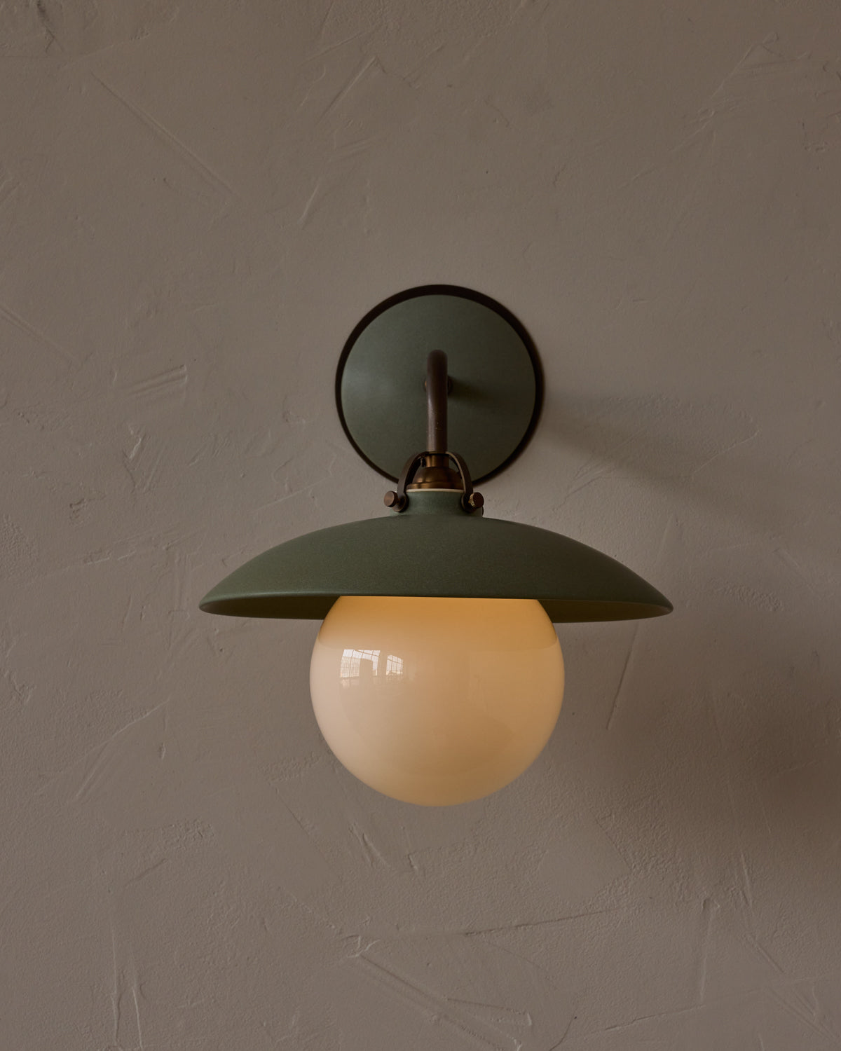 #shade-finish_olivine ceramic
#metal-finish_antique brass
#globe_milk glass