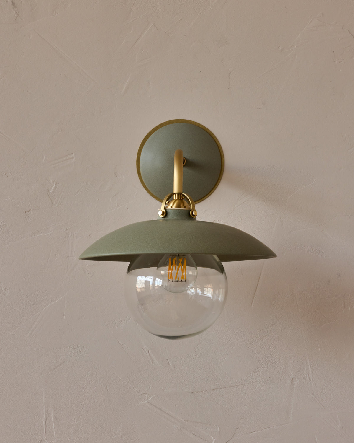#shade-finish_olivine ceramic
#metal-finish_satin brass
#globe_clear glass