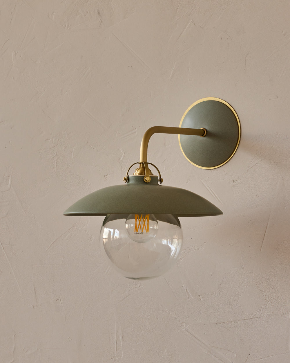#shade-finish_olivine ceramic
#metal-finish_satin brass
#globe_clear glass