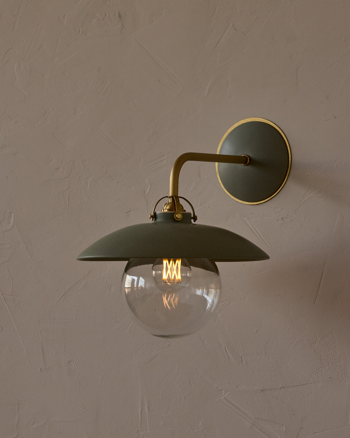 #shade-finish_olivine ceramic
#metal-finish_satin brass
#globe_clear glass
