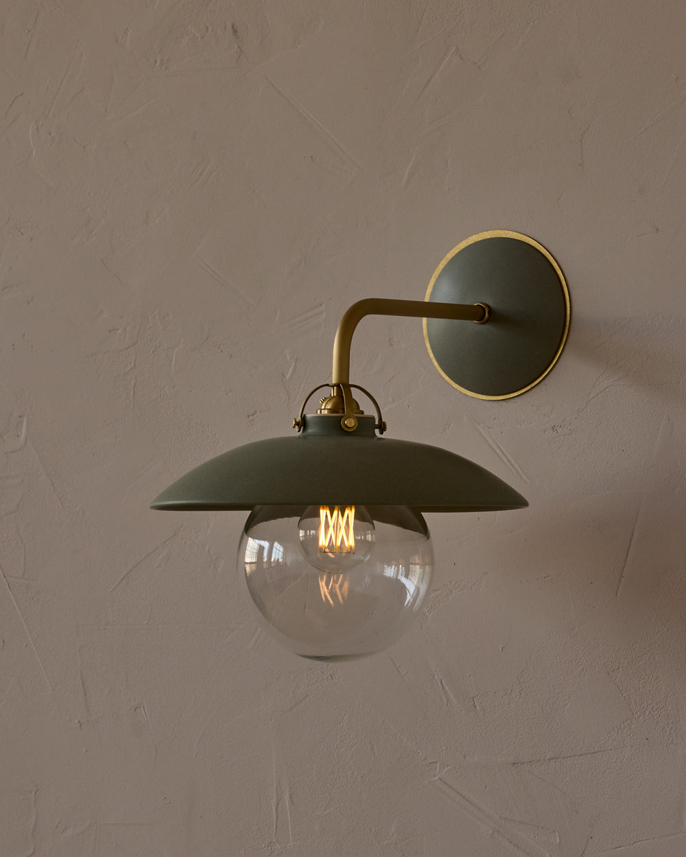 #shade-finish_olivine ceramic
#metal-finish_satin brass
#globe_clear glass