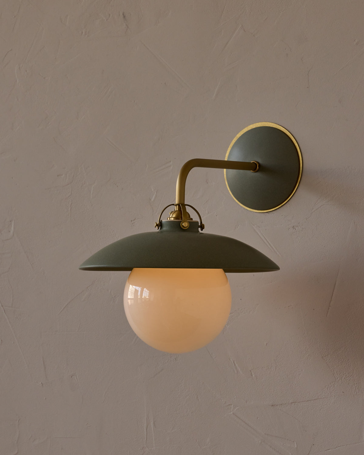 #shade-finish_olivine ceramic
#metal-finish_satin brass
#globe_milk glass