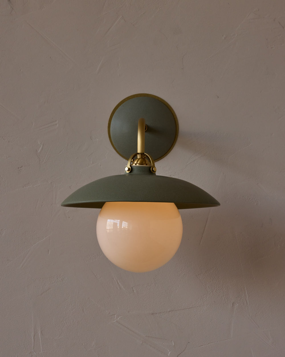 #shade-finish_olivine ceramic
#metal-finish_satin brass
#globe_milk glass