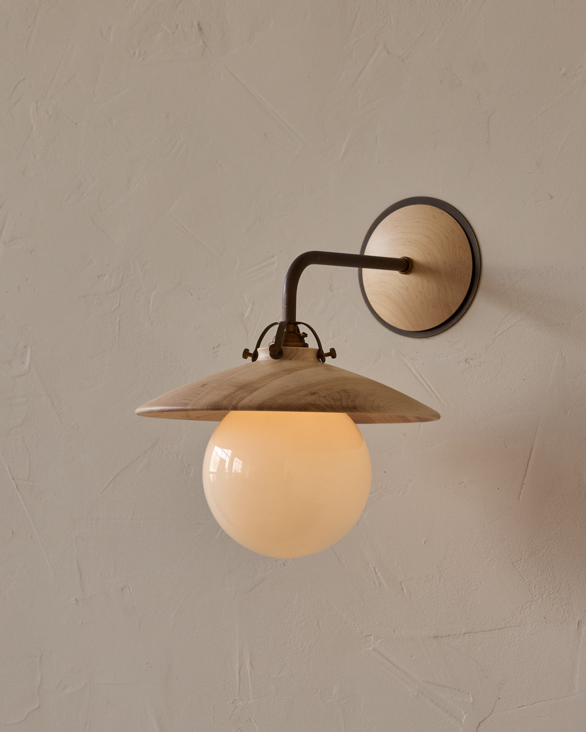#shade-finish_clear maple
#metal-finish_antique brass
#globe_milk glass