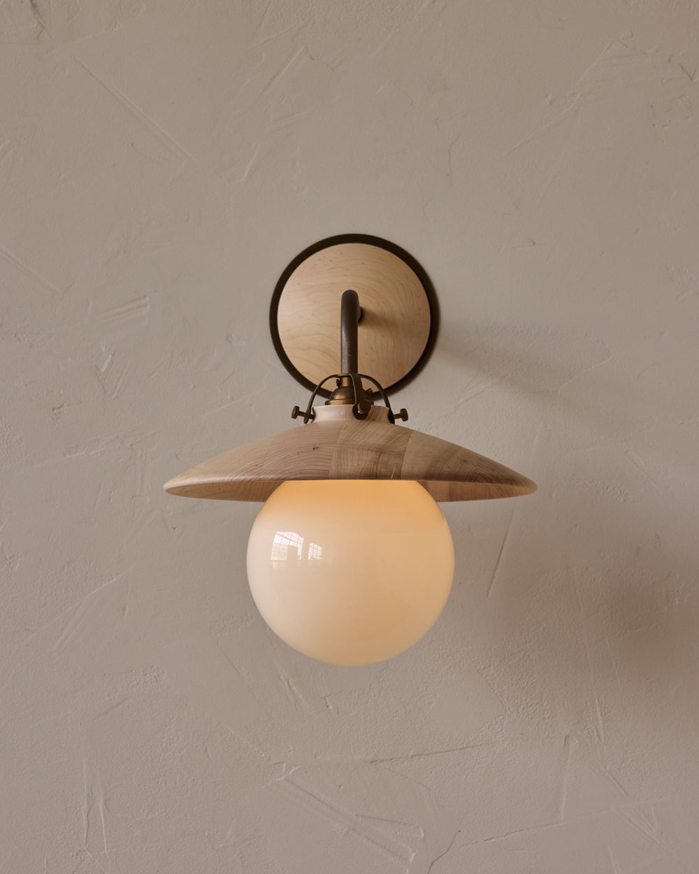 #shade-finish_clear maple
#metal-finish_antique brass
#globe_milk glass