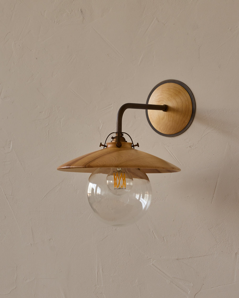 #shade-finish_natural maple
#metal-finish_antique brass
#globe_clear glass