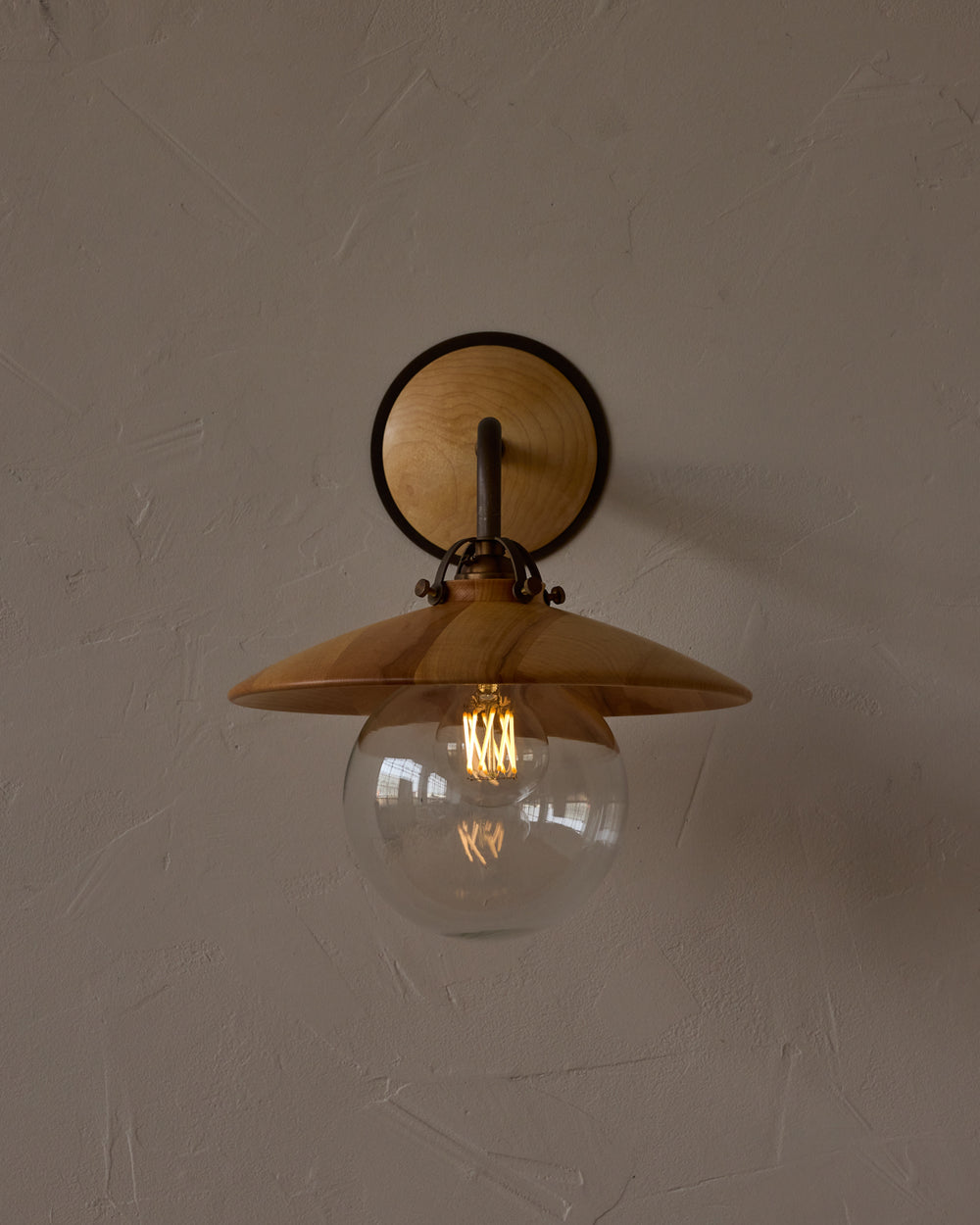 #shade-finish_natural maple
#metal-finish_antique brass
#globe_clear glass