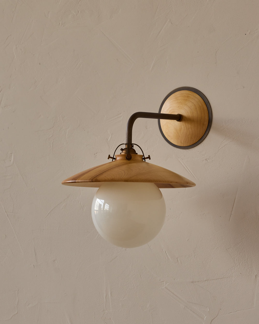#shade-finish_natural maple
#metal-finish_antique brass
#globe_milk glass