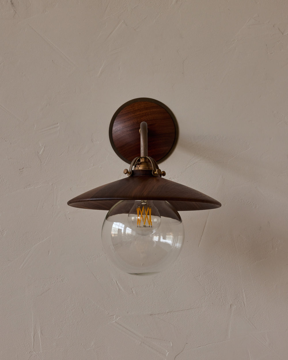 #shade-finish_black walnut
#metal-finish_antique brass
#globe_clear glass