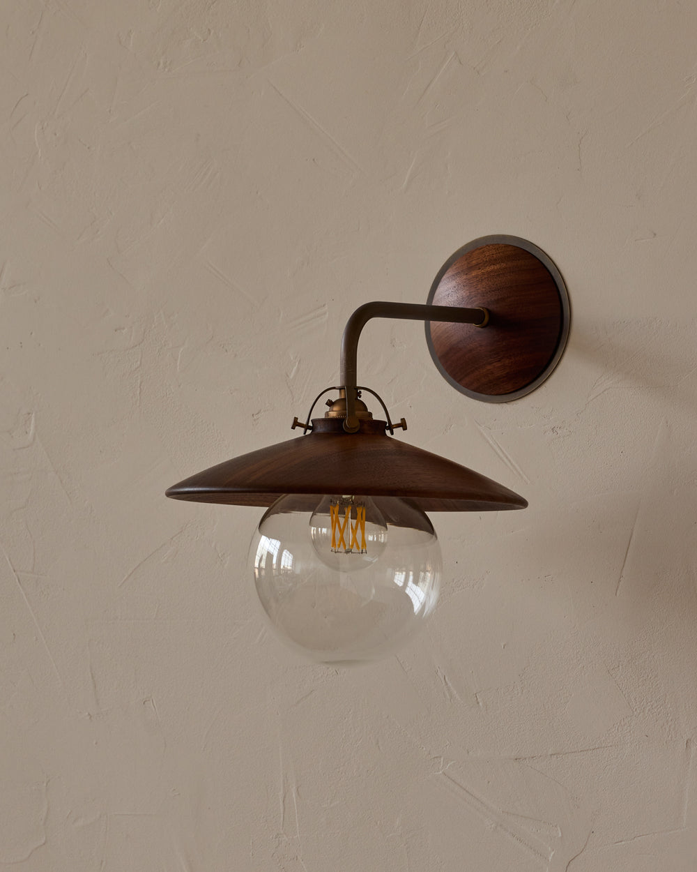 #shade-finish_black walnut
#metal-finish_antique brass
#globe_clear glass