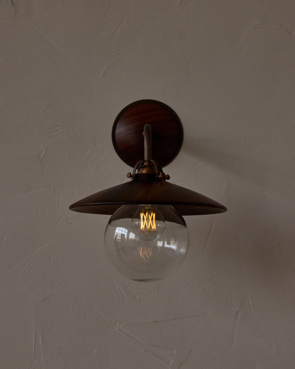 #shade-finish_black walnut
#metal-finish_antique brass
#globe_clear glass