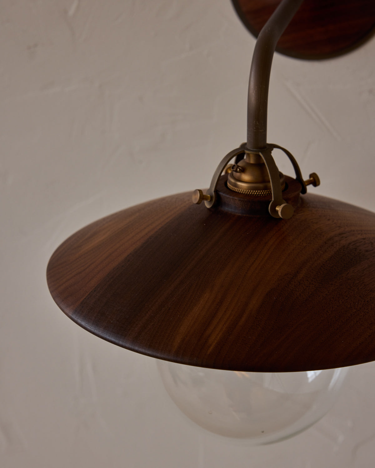 #shade-finish_black walnut
#metal-finish_antique brass
#globe_clear glass