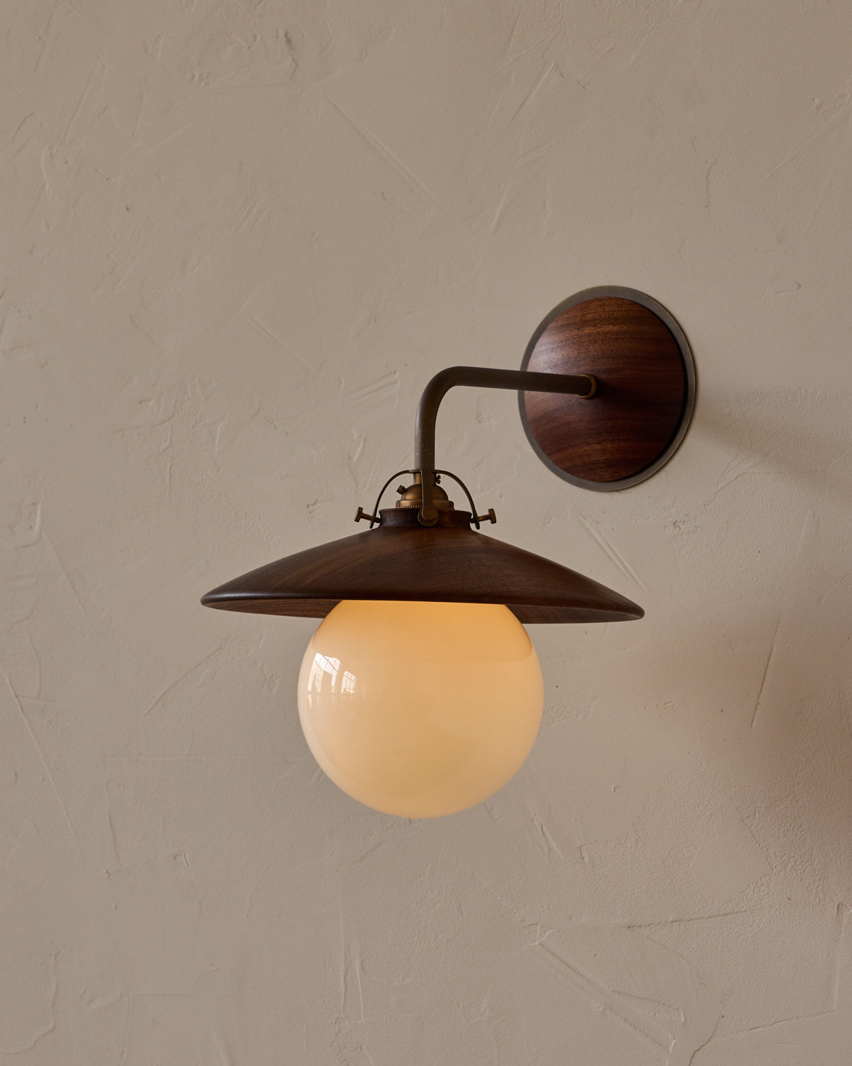 #shade-finish_black walnut
#metal-finish_antique brass
#globe_milk glass