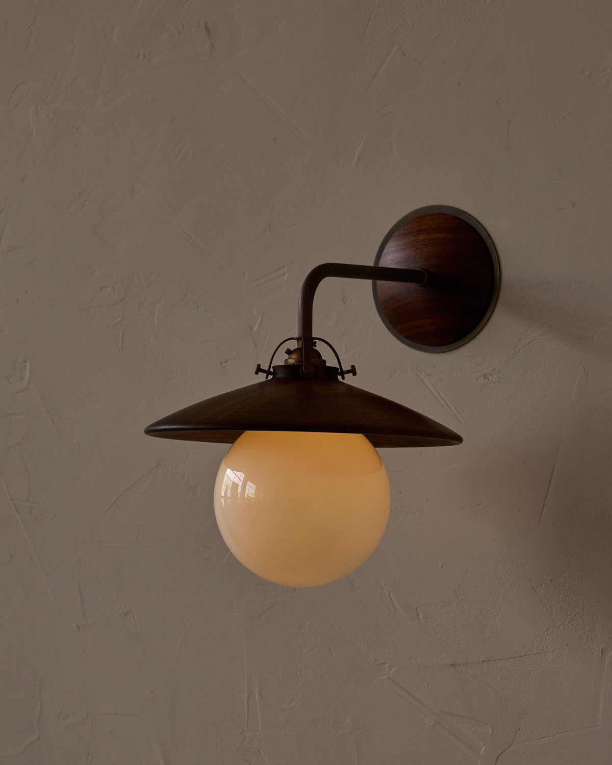 #shade-finish_black walnut
#metal-finish_antique brass
#globe_milk glass