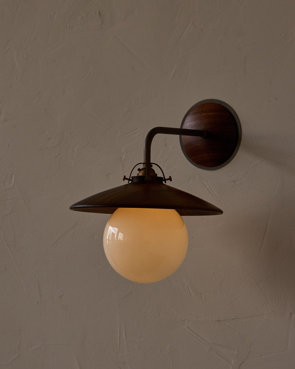 #shade-finish_black walnut
#metal-finish_antique brass
#globe_milk glass