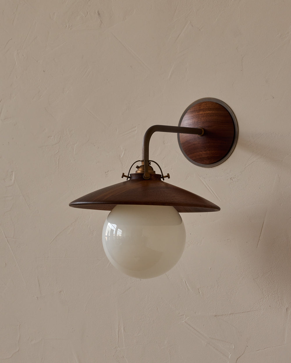 #shade-finish_black walnut
#metal-finish_antique brass
#globe_milk glass