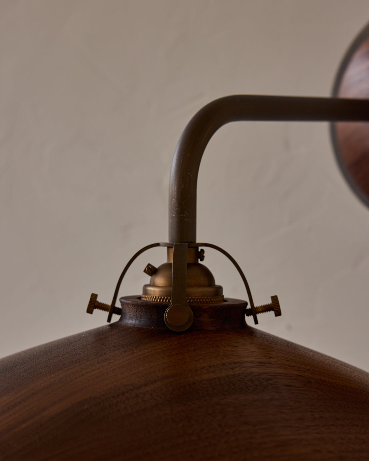 #shade-finish_black walnut
#metal-finish_antique brass
#globe_milk glass