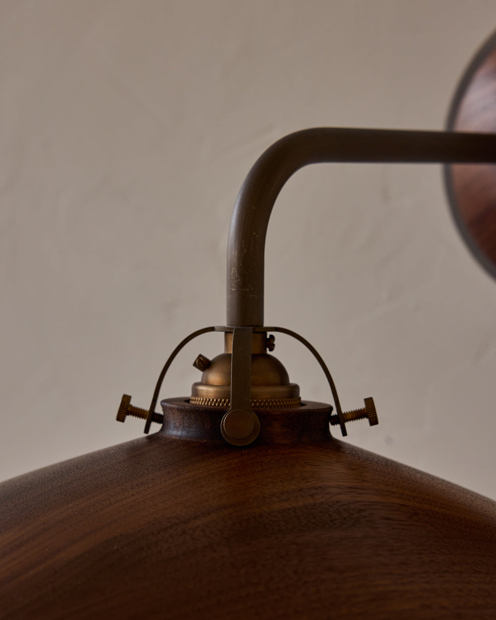 #shade-finish_black walnut
#metal-finish_antique brass
#globe_milk glass